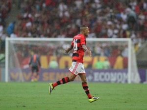 Com golaço de Paulinho, Flamengo vence o Corinthians no Maracanã