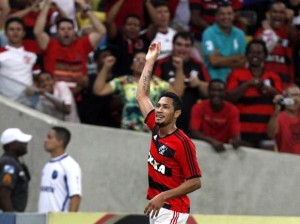 Flamengo com time misto vence o Fluminense com gol do "Brocador"