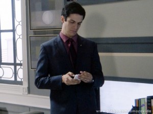 Félix apaga todo o conteúdo feito por Simone (Foto: Amor à Vida / TV Globo)