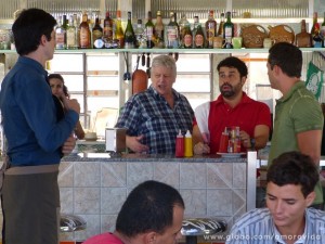 Félix é demitido do bar por Denizard (Foto: Amor à Vida / TV Globo) Félix é demitido do bar por Denizard (Foto: Amor à Vida / TV Globo)