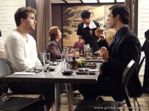 Niko desabafa enquanto Félix forra o estômago (Foto: Jacson Vogel / Amor à Vida) Niko desabafa enquanto Félix forra o estômago (Foto: Jacson Vogel / Amor à Vida)