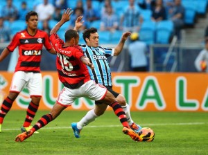 Flamengo joga com reservas, dá trabalho, mas perde para o Grêmio