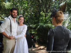 Com a ajuda de Iolanda, Hilda corre para os braços de Toni (Foto: Joia Rara/TV Globo) Com a ajuda de Iolanda, Hilda corre para os braços de Toni (Foto: Joia Rara/TV Globo)