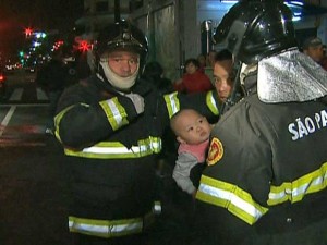 Incêndio de grandes proporções atinge prédio de 25 andares em São Paulo
