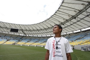 Jovem transplantado realiza o sonho de conhecer o Maracanã Jovem transplantado realiza o sonho de conhecer o Maracanã