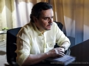 Líder Jorge se assusta ao perceber que está sendo monitorado (Foto: Felipe Monteiro/TV Globo)