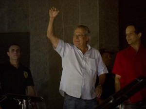 José Dirceu se entrega na polícia Federal em São Paulo