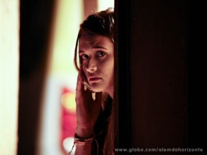 Lili decide seguir o rastro de William e entra em galpão (Foto: Inácio Moraes/TV Globo)