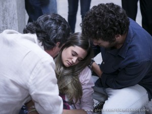 Lili finge desmaio para livrar a cara de William (Foto: Felipe Monteiro/TV Globo)