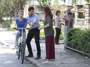 Linda anda de bicicleta com a ajuda de Rafael (Foto: Amor à Vida/ TV Globo)