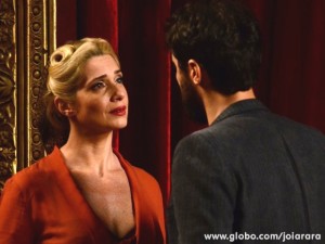 Apaixonados! Lola e Fabrício reatam o noivado (Foto: Joia Rara/TV Globo)