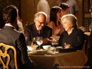 Lutero pede Bernarda em casamento em jantar romântico (Foto: Amor à Vida/ TV Globo)
