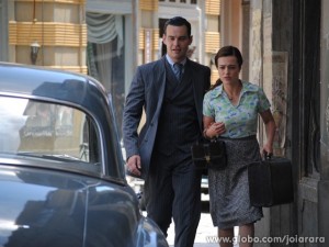 Manfred despista Mundo e foge com Rosa (Foto: Joia Rara/TV Globo)