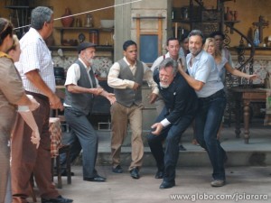 Ernest é expulso do cortiço por Mundo (Foto: Joia Rara/TV Globo) Ernest é expulso do cortiço por Mundo (Foto: Joia Rara/TV Globo)