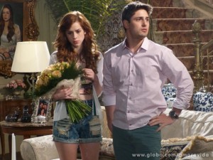 Rogério fica com ciúme da namorada (Foto: Amor à Vida/ TV Globo)