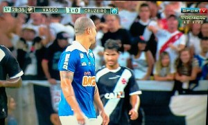 Nilton sorri depois de uma cobrança desastrosa de uma falta na entrada da área