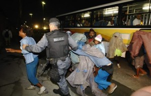 Polícia recolhe cerca de 100 usuários de crack no Rio e encaminha para abrigo Polícia recolhe cerca de 100 usuários de crack no Rio e encaminha para abrigo