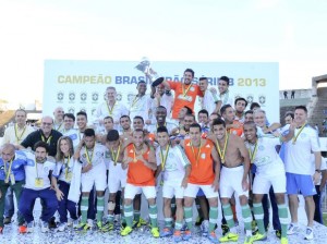 Palmeiras goleia Ceará e recebe a taça da Série B