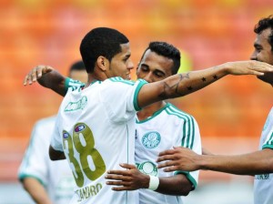 Com um a menos, Palmeiras goleia Joinville e coloca uma mão na Taça da Série B Com um a menos, Palmeiras goleia Joinville e coloca uma mão na Taça da Série B