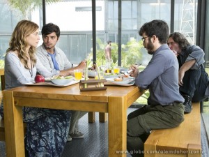 Paulinha senta a mesa com Marlon e os cientistas não gostam da presença da loira (Foto: Felipe Monteiro/TV Globo) Paulinha senta a mesa com Marlon e os cientistas não gostam da presença da loira (Foto: Felipe Monteiro/TV Globo)