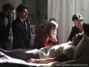 Pérola ajuda na cura do tio e ele sai do coma (Foto: Fábio Rocha/TV Globo)