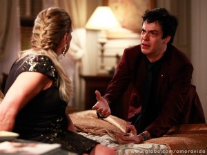 Pilar chama Félix de "mostro" e o expulsa de casa (Foto: Ellen Soares / TV Globo)