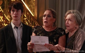 Jonathan, Pilar e Bernarda ficam chocadas ao verem o laudo das digitais (Foto: Ellen Soares/TV Globo)