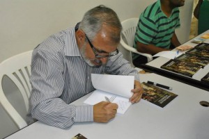 Pr. Ronaldo atendendo aos pedidos de autógrafos
