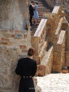 Sílvia observa beijo. O que será que ela vai aprontar?(Foto: Joia Rara) Sílvia observa beijo. O que será que ela vai aprontar?(Foto: Joia Rara)