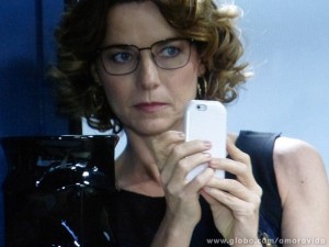 Simone tirou fotos de Félix no meio da confusão (Foto: Amor à Vida / TV Globo) 