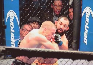 St-Pierre vence Hendricks por pontos e continua com o cinturão do UFC
