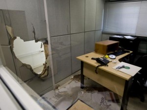Prédio foi praticamente destruído pelo vandalismo