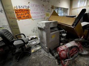 Justiça determina reintegração de posse da reitoria da USP e polícia faz cumprir mandado