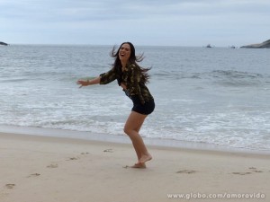 Valdirene grava vídeo para o BBB (Foto: Amor à Vida/ TV Globo)