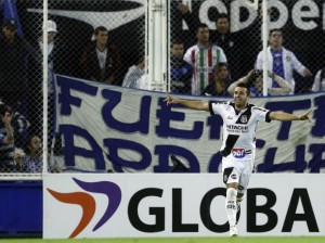 Ponte Preta vence o Vélez na Argentina e decide com São Paulo vaga para final da Sul-Americana