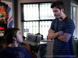 William pede ajuda de Guto para descobrir significado do símbolo (Foto: Ellen Soares/TV Globo)