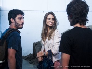 William e Lili se encontram na reunião e fingem para Rafa que não se conhecem (Foto: Jacson Vogel/TV Globo)