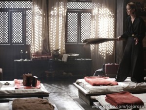 Pérola e Norbu colocam sapo no quarto de Sílvia (Foto: Fábio Rocha / TV Globo) Pérola e Norbu colocam sapo no quarto de Sílvia (Foto: Fábio Rocha / TV Globo)