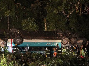Acidente com ônibus mata 14 e deixa dezenas de feridos