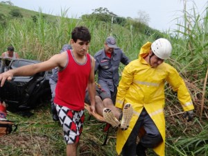 Veículo sai da pista na BR-356 e faz várias vítimas