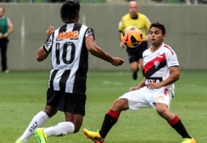 Ronaldinho marca dois e Atlético-MG reage e empata com o Vitória-BA Ronaldinho marca dois e Atlético-MG reage e empata com o Vitória-BA