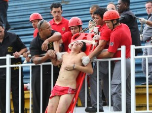 Em jogo de vandalismo Vasco cai para a Série B levando goleada do Atlético-PR