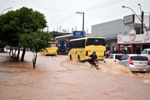 Av Presidente Dutra como sempre fica debaixo d'agua Av Presidente Dutra como sempre fica debaixo d'agua