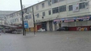 PM morre dentro de carro ilhado por causa da chuva no Rio de Janeiro PM morre dentro de carro ilhado por causa da chuva no Rio de Janeiro