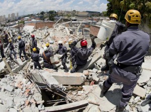 Em Guarulhos Corpo de Bombeiros encontram vítima nos escombros do prédio que desabou