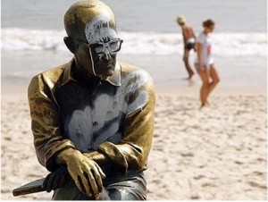 Polícia do Rio identifica pichadores da estátua de Carlos Drummond