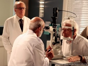 César é examinado por um oftalmologista (Foto: Pedro Curi / TV Globo)