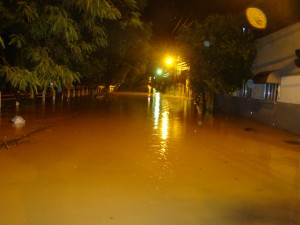 Chuva forte em Itaperuna provoca cheias em ruas no bairro Cehab