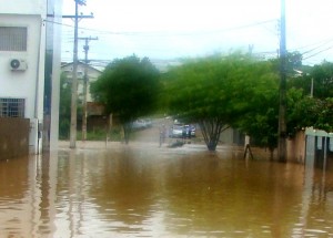 Chuva forte em Itaperuna provoca cheias em ruas no bairro Cehab