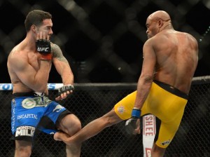 Anderson Silva quebra a perna, abandona a luta e Chris Weidman mantém o cinturão